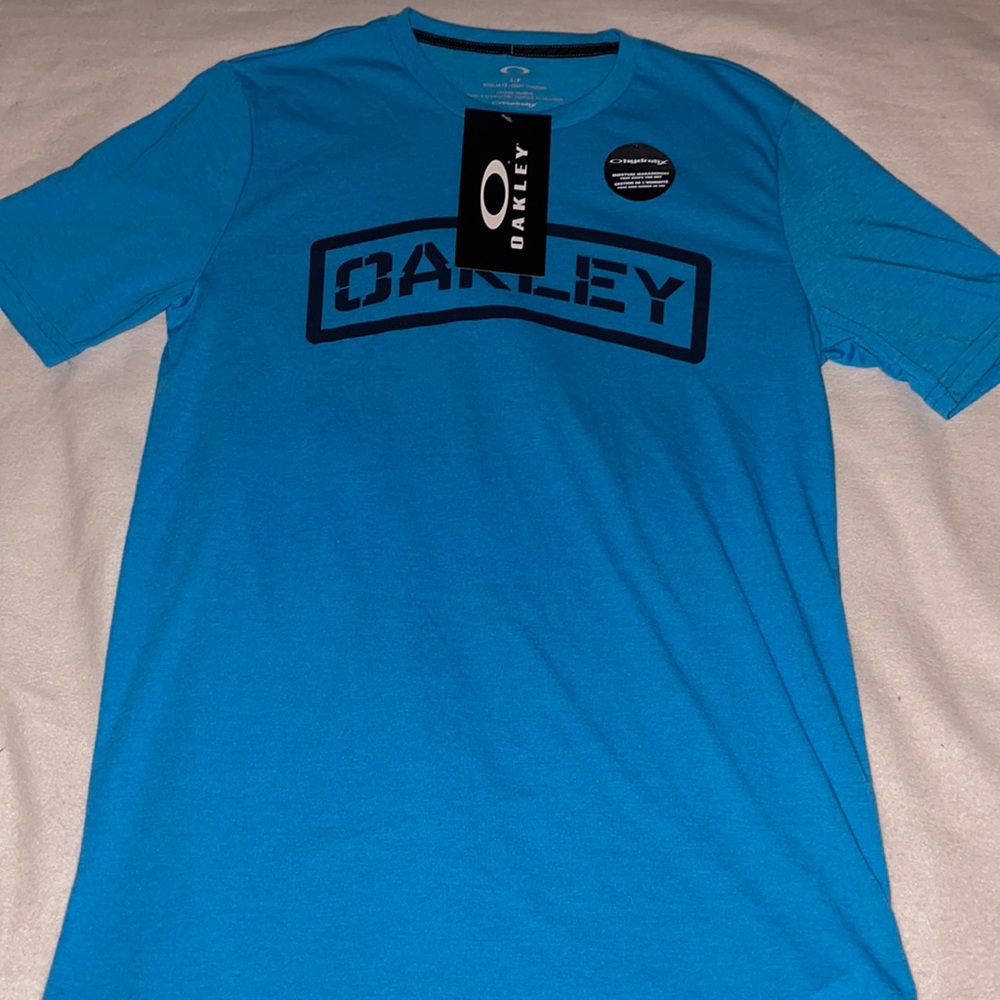 NWT Oakley T-shirt